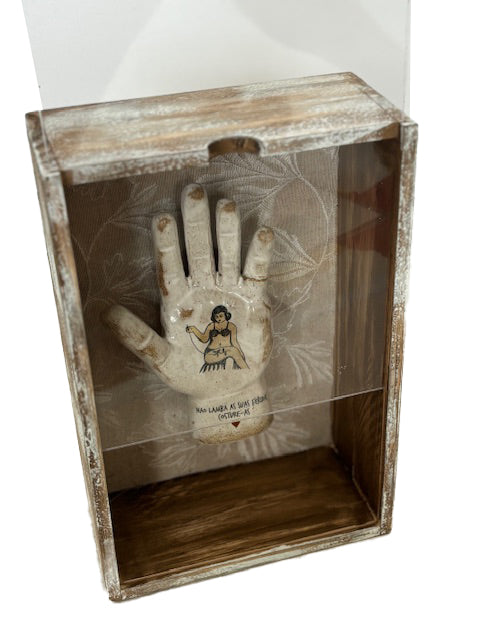 Hand In The Box Costura
