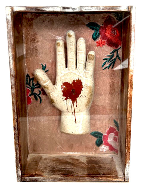 Hand In The Box Coração