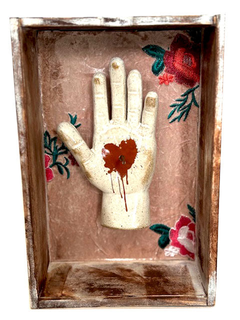 Hand In The Box Coração