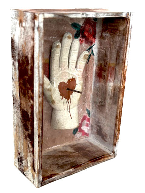 Hand In The Box Coração