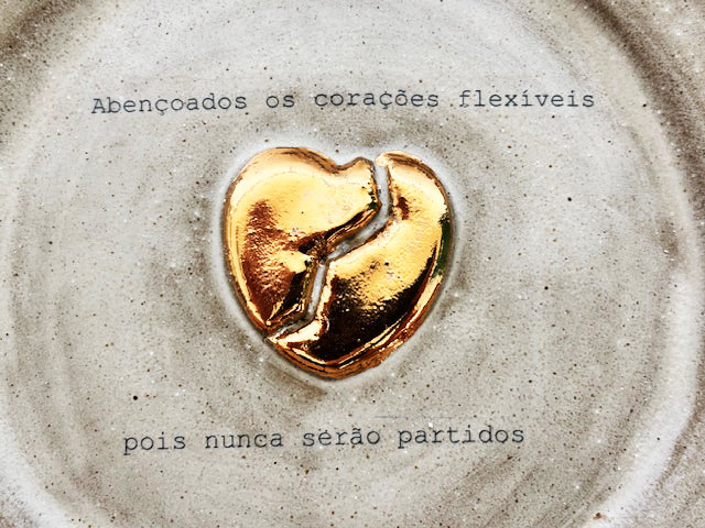 Prato Médio com Moldura Trabalhada Coração Partido