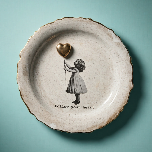 Prato com Moldura Trabalhada Follow Your Heart